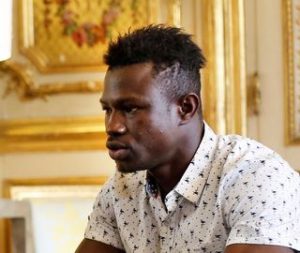 mamoudou-gassama-22-from-mali-is-pictured-during-a-meeting-with-french-president-emmanuel-macron-at-the-elysee-palace-in-paris_6064520
